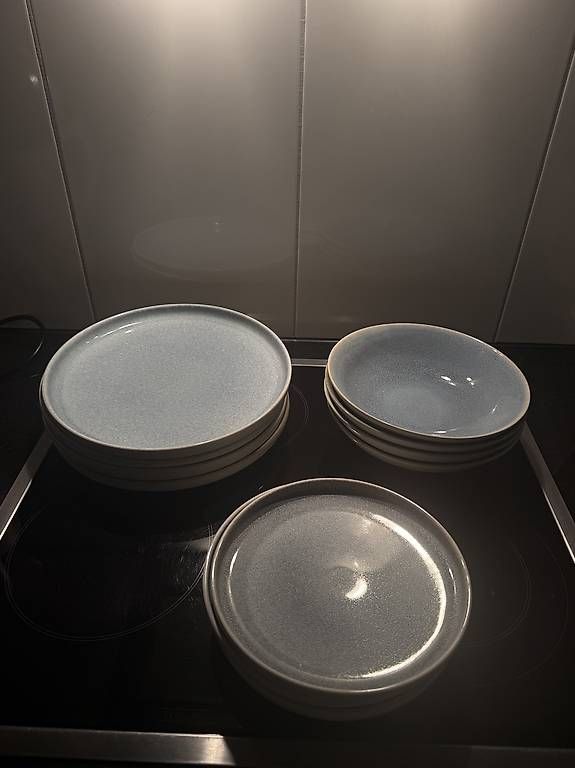 Set di piatti: Geschirr Set 12-teilig – Usato da Rickenbach b. Wil venduto da sha_g9pv 2