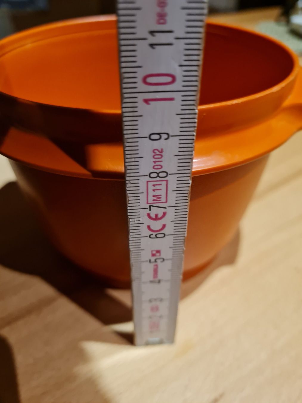 Tupperware Contenitori & Simili: Tupperware Behälter mit Deckel orange gebraucht – Usato da Münsingen venduto da Cuci31 2