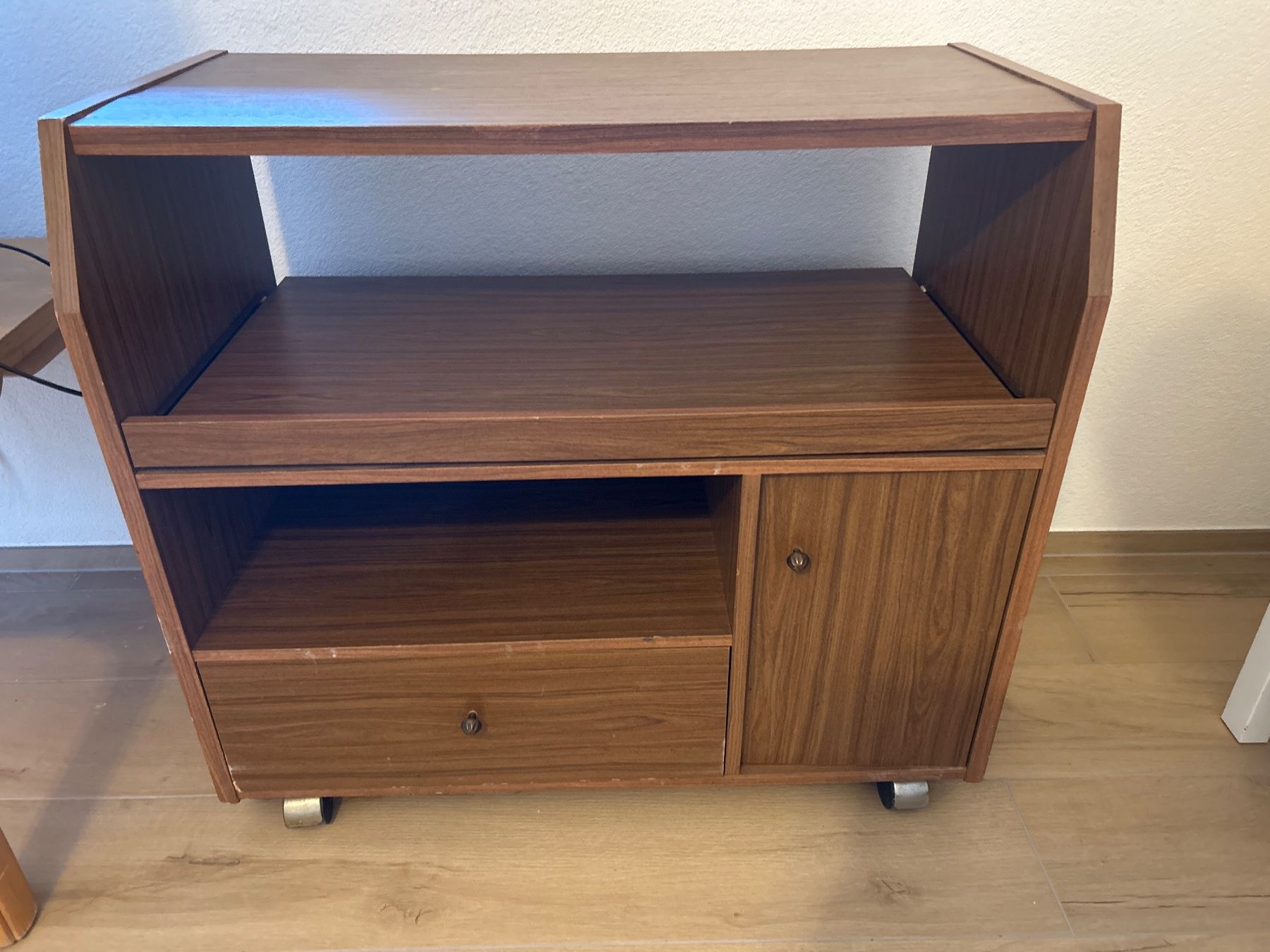Mobili TV: Retro TV-Möbel / Rollcontainer, Nussbaum-Design – Usato da Villnachern venduto da RicardoMary 1