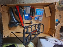 Fahrrad Zubehör Konvolut Sattel Gepäckträger Tacho Speich...