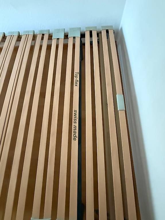 Lits: Bett mit Lattenrost 140 x 200 – D'occasion à Domat/Ems par TORA89