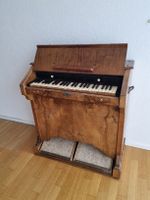 Antikes Harmonium mit Stuhl