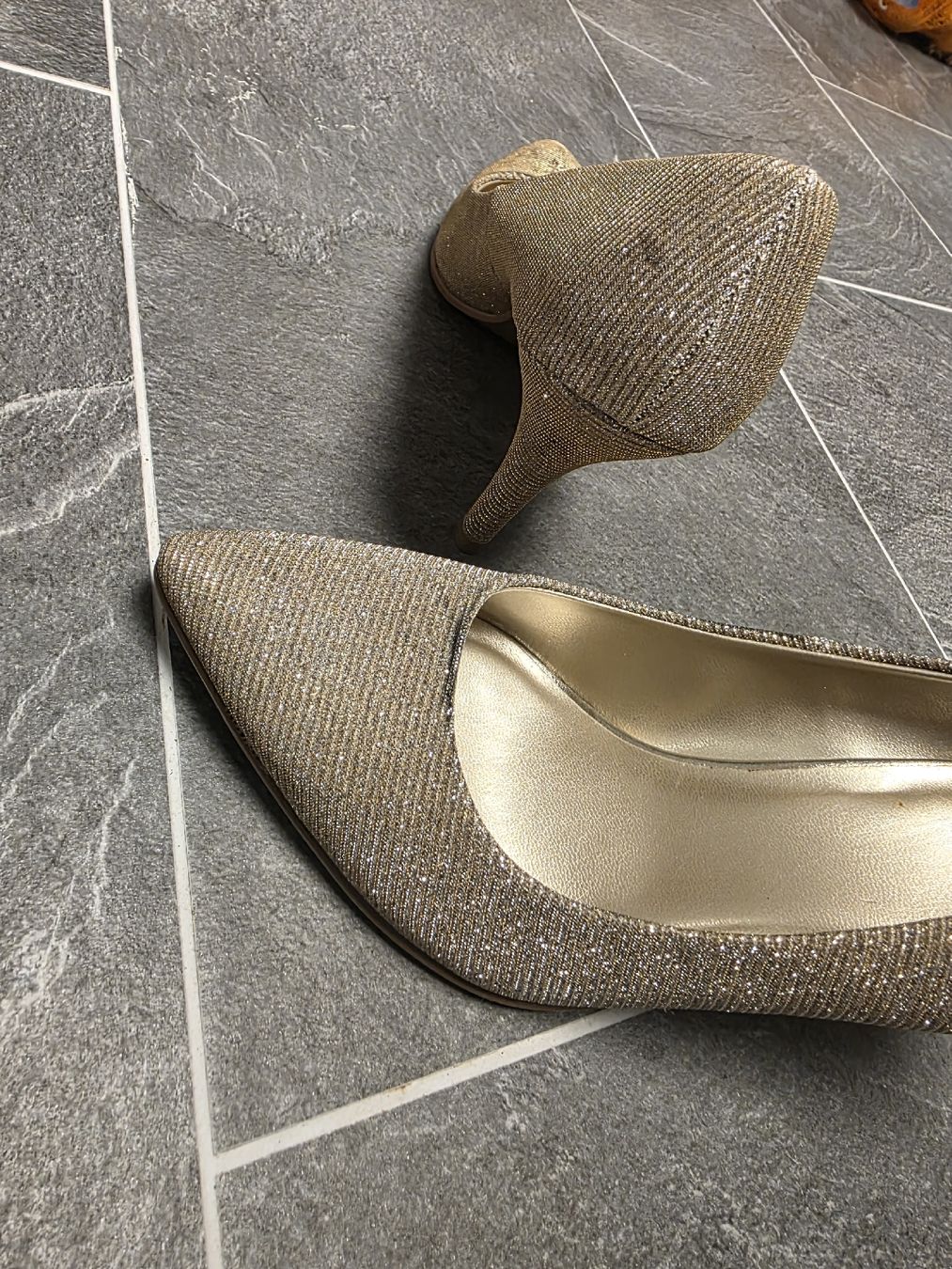 Scarpe da donna: Goldglitzernde Pumps Grösse 38  – Usato da Toffen venduto da ver_x68f 7
