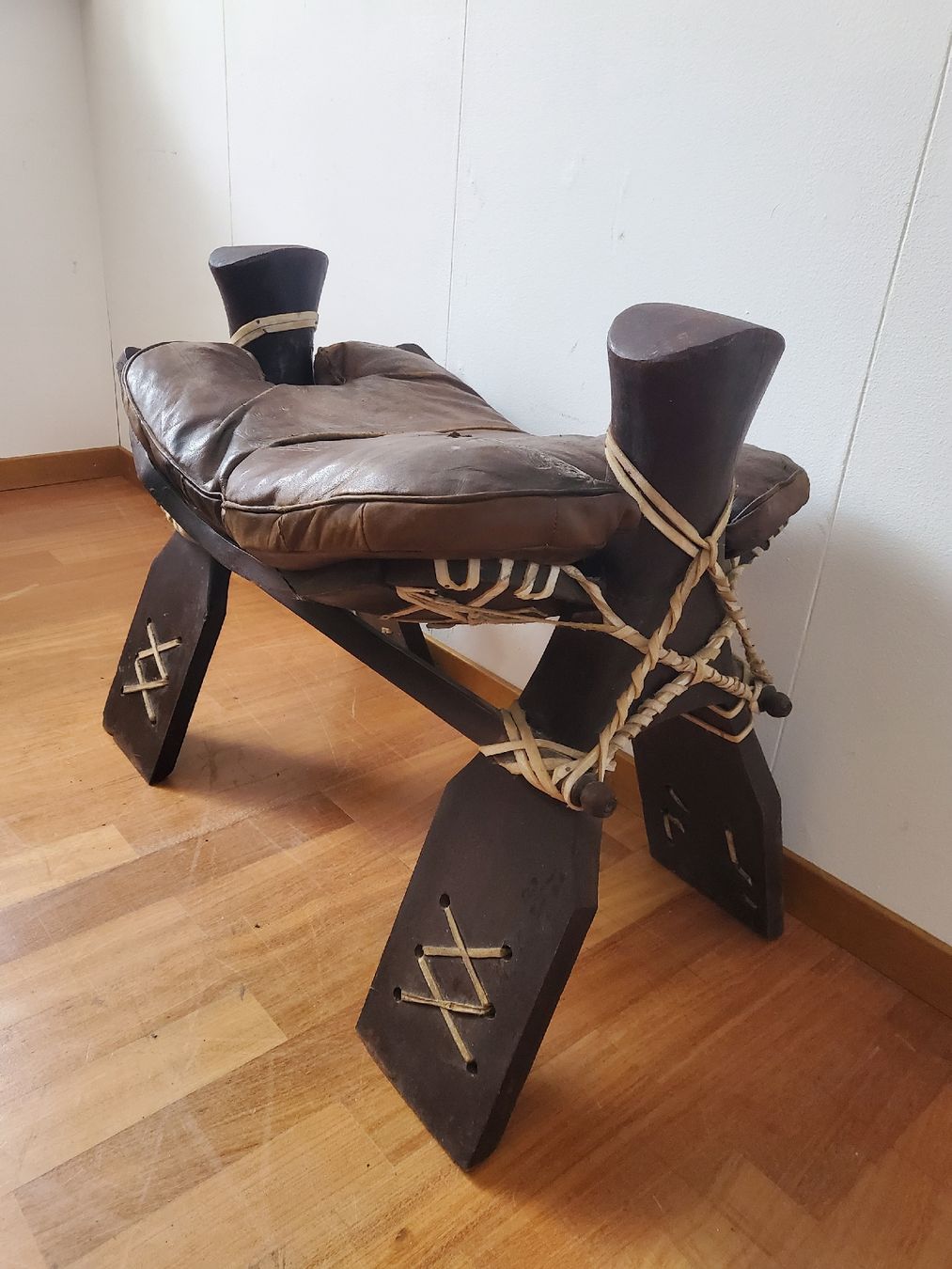 Sgabelli: Schöner Kamelhöcker, sehr bequem, Leder & Holz – Usato da Einsiedeln venduto da high5 3