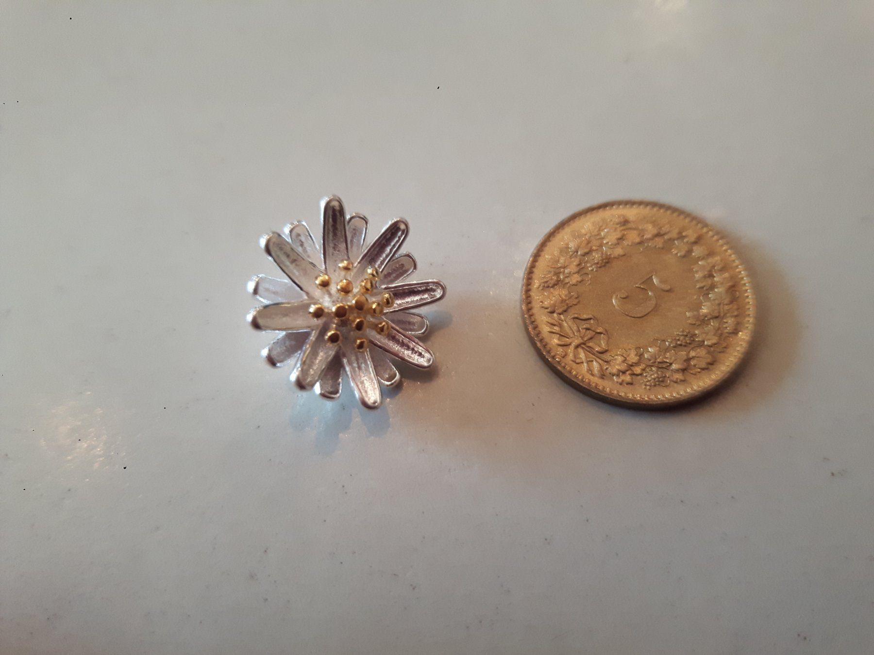 Altri gioielli: süsses Edelweiss Kettchen mit Ohrsteckern – Nuovo e nell'imballaggio originale da Ibach venduto da rom_v8h9 3