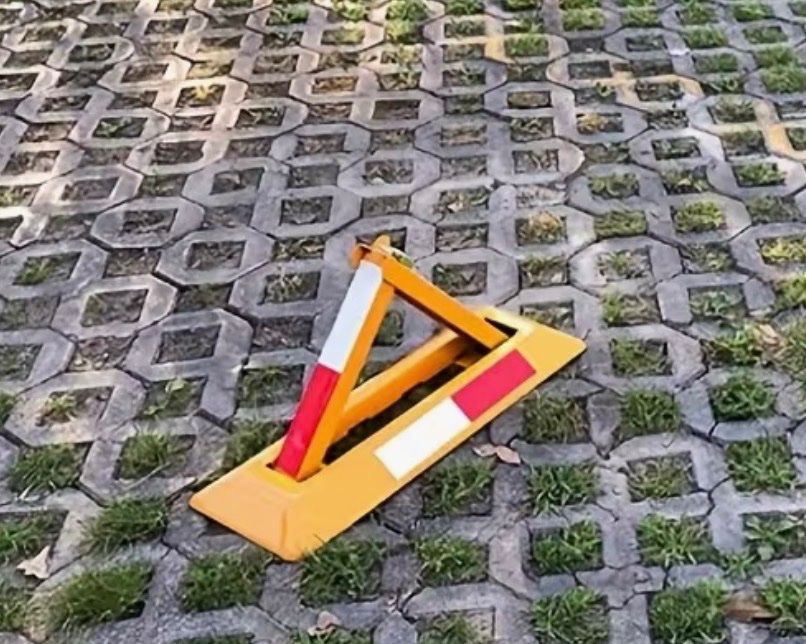 Altro in Decorazioni & Accessori: Absperrpfosten/parking lock/ Parkplatzsperre – Nuovo (secondo la descrizione) da Bern venduto da mystyle_bern 4