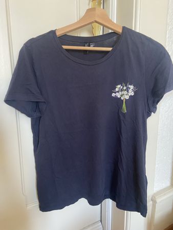 Dunkelblaues T-Shirt mit Blumenstickerei und Pailletten