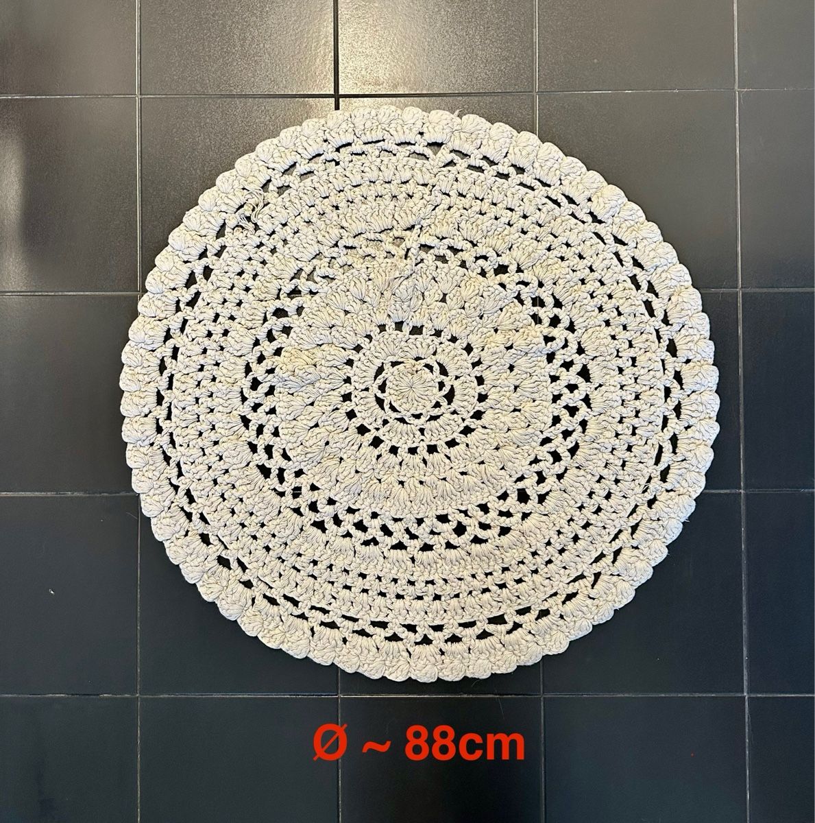 Tappeti: Gehäkelter Teppich (ø88cm) – Usato da Benken SG venduto da SecondTreasure