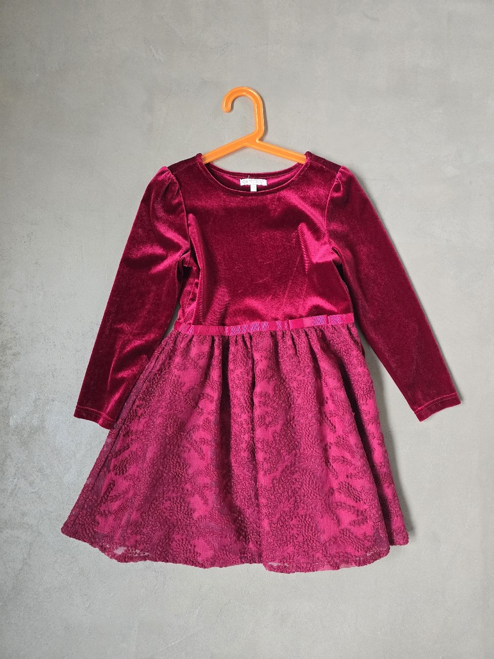 C&A Vestiti & Gonne: Rotes Samtkleid mit Spitze, Grösse 134 – Usato da Büron venduto da Liv7
