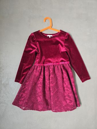 Rotes Samtkleid mit Spitze, Grösse 134