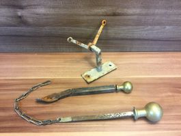 Antike Messing Handgriffe und anderes Teil rostig