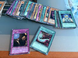 Lot de plus de 200 cartes Yu-Gi-Oh!  anciennes,