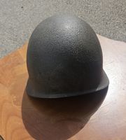 Casque militaire M42, cuir usé, bon état général.
