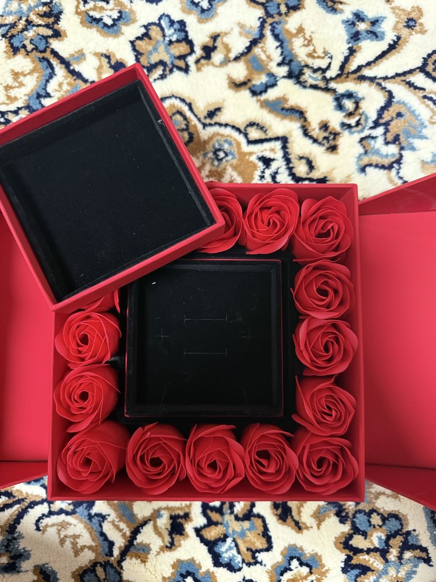 Tutte le decorazioni: Geschenkbox rot mit Kunstrosen und Tragetasche neu – Nuovo e nell'imballaggio originale da Niederwangen BE venduto da by_nisrin 4