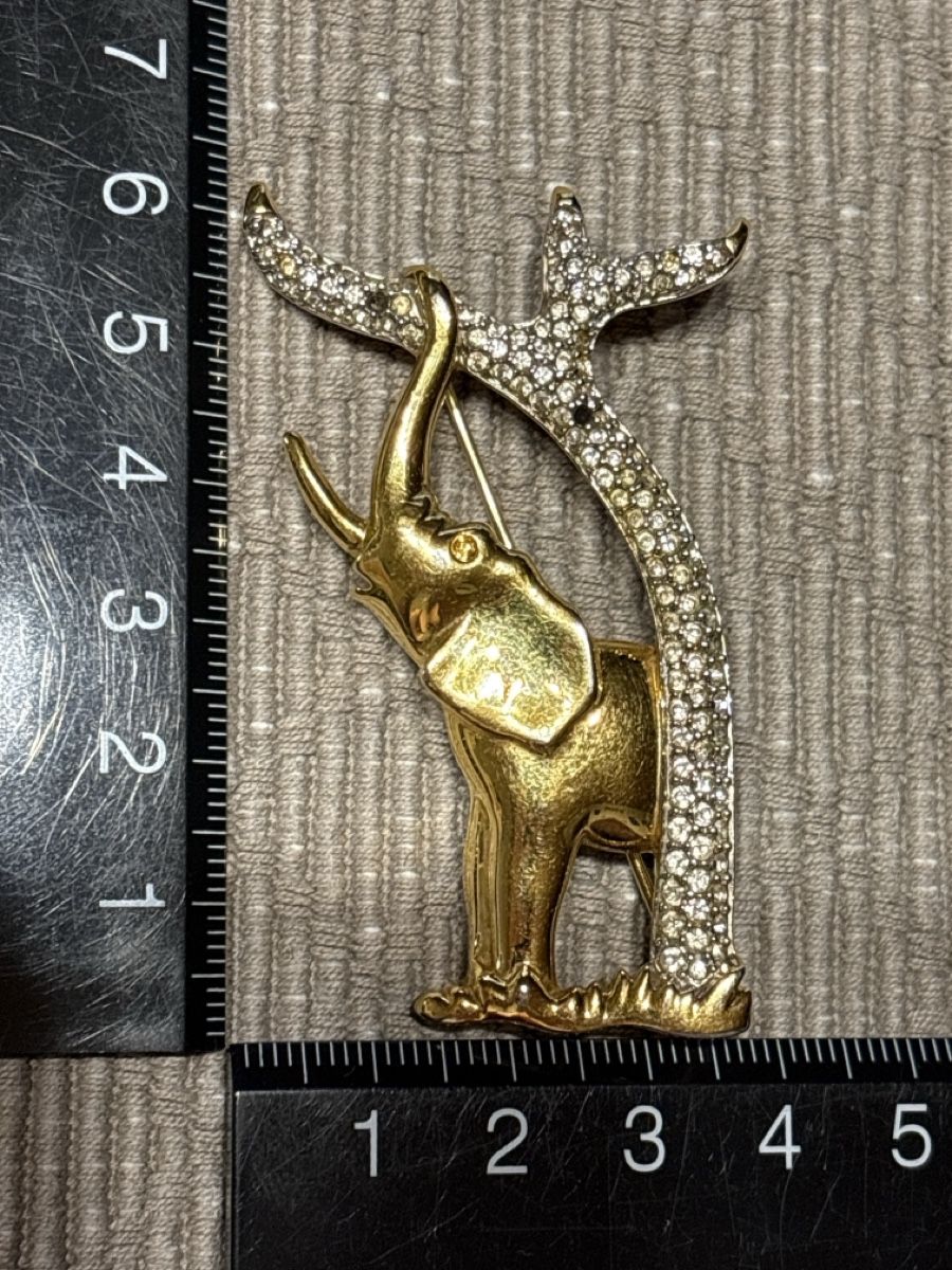 Swarovski Broschen & Nadeln: Brosche von Swarovski / Elefant – Gebraucht aus Rümlang von Fledermaus16