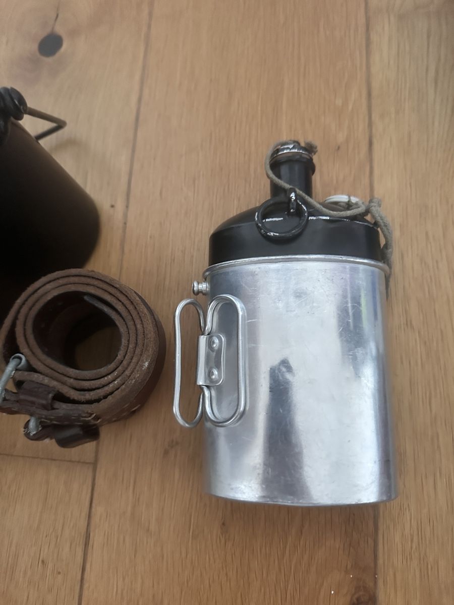 Set di piatti: Schweizer Armee Kochgeschirr mit Feldflasche und Riemen – Usato da Basel venduto da boo_dc8c 2