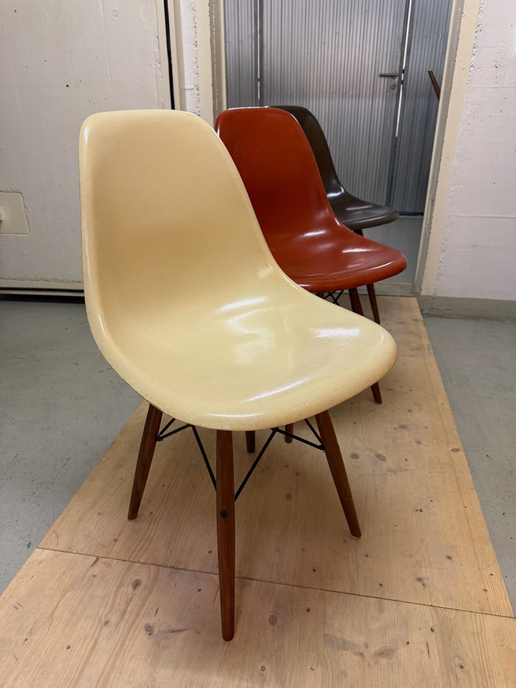 Eames Chaises: Eames Chairs, Chaise Eames, Fiberglas, 4er Set – D'occasion à Cham par misssaigon07