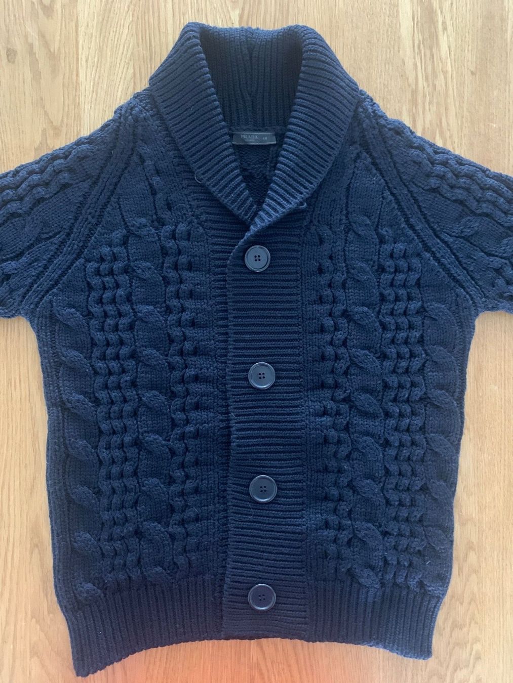 Prada Jacken: Luxuriöse Prada Strickjacke – Gebraucht aus Hombrechtikon von movoko01 1