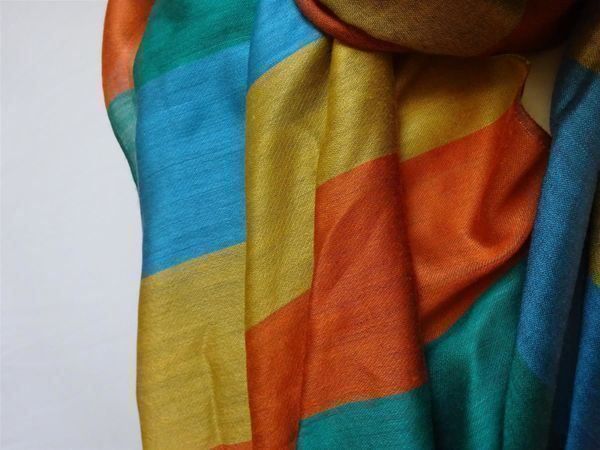 Foulard & Sciarpe: Neuwertiger, bunter Schal – Usato da Zofingen venduto da Justizia_01 1