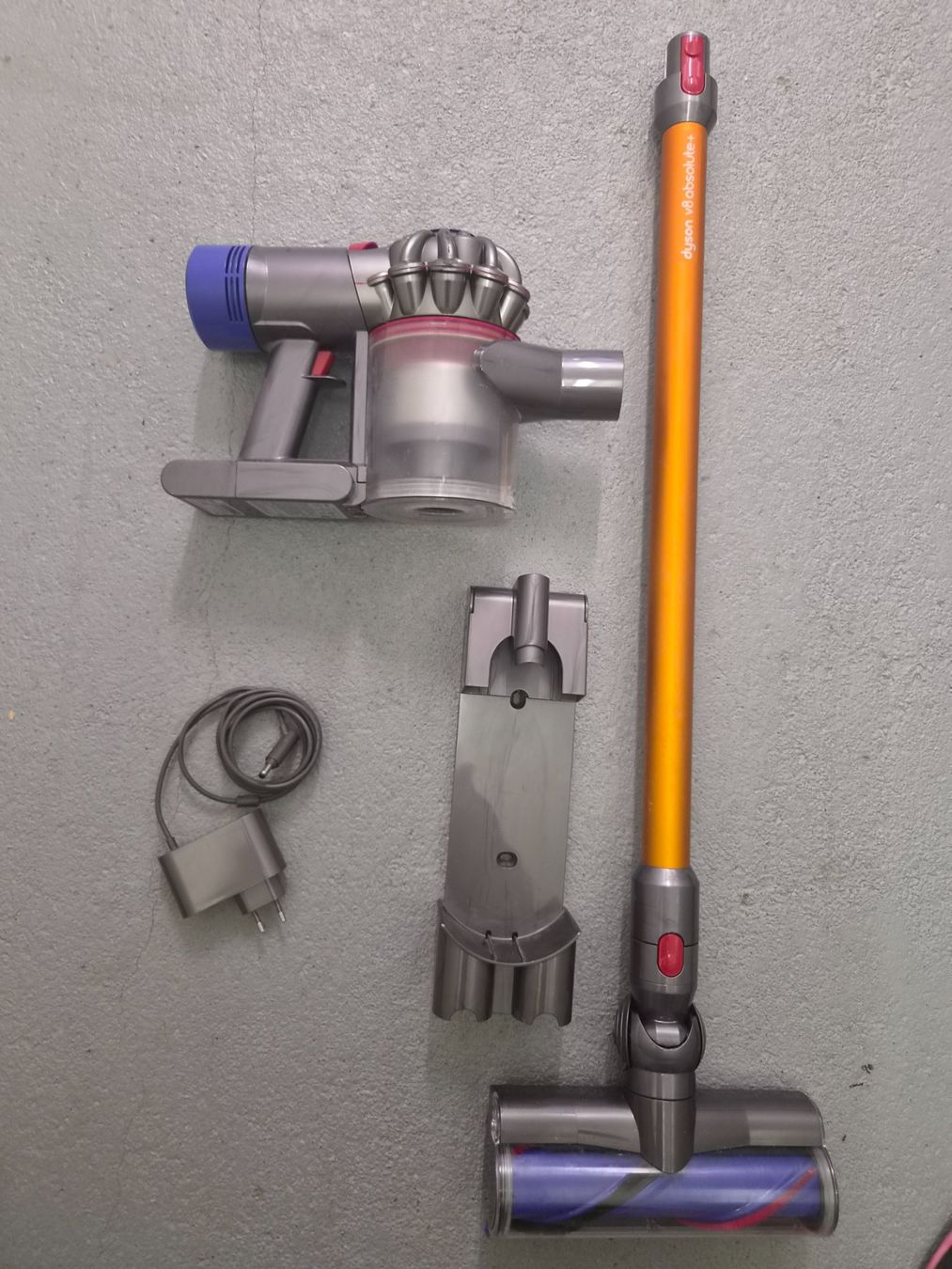 Dyson Aspirateurs & Accessoires: Dyson V8 Akkusauger – D'occasion à Domat Ems par tchnesa 4