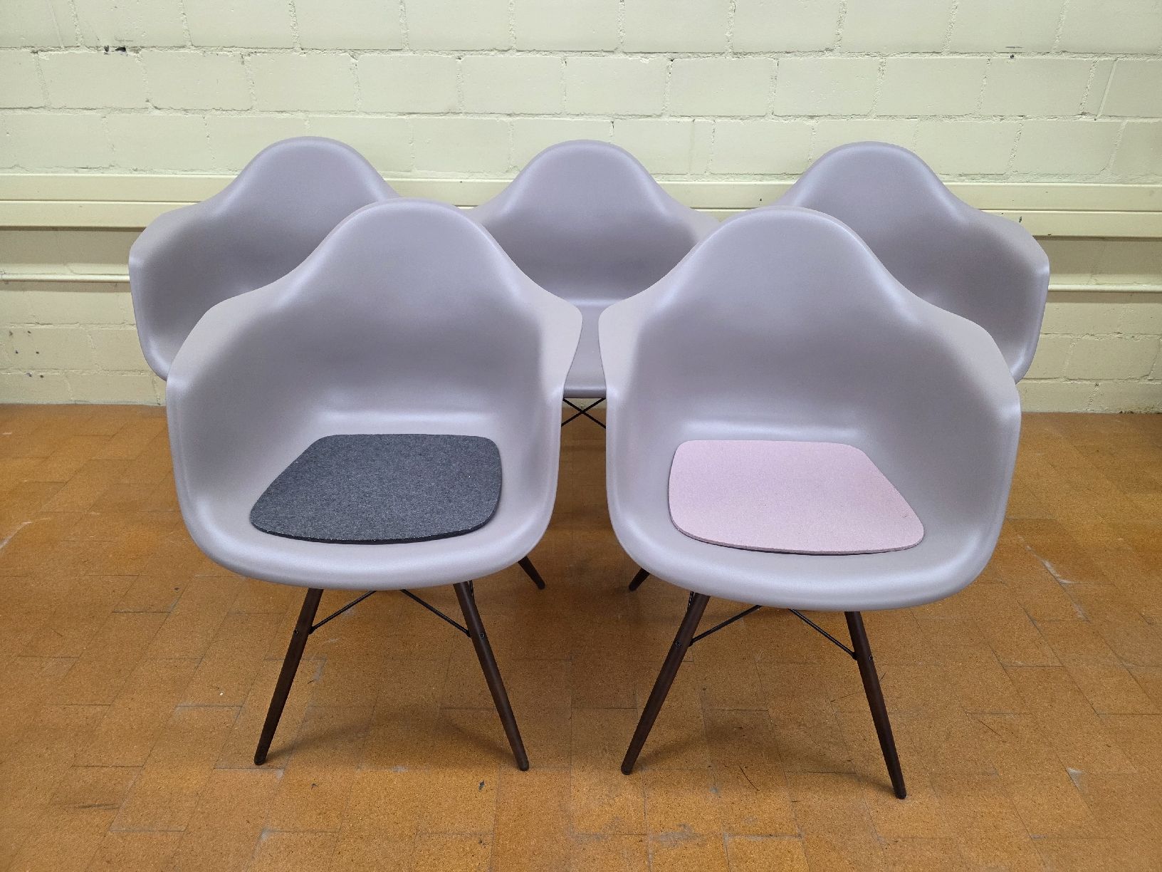 Vitra Sedie: 5 Designer Stühle Eames Vitra DAW in Mauvegrau – Usato da Lichtensteig venduto da Polsterwerk 1
