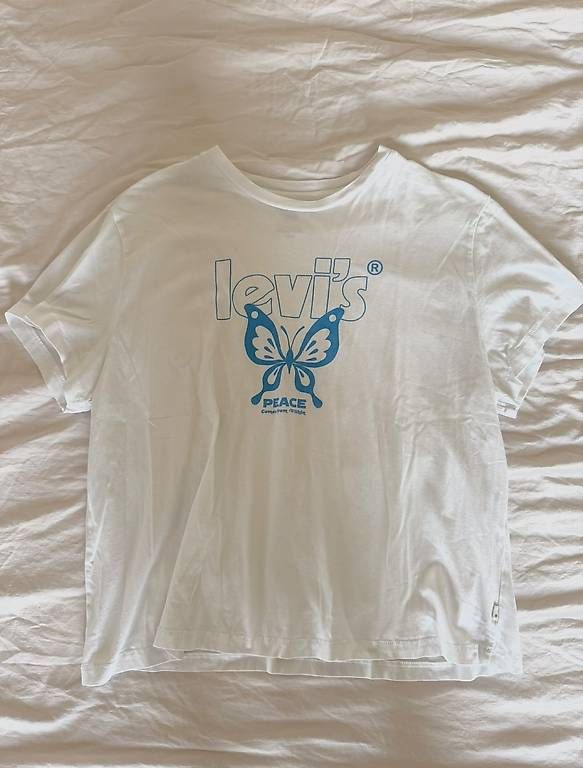 T-shirt: Neues Tshirt Levis Schmetterling S – Nuovo (secondo la descrizione) da Zug venduto da julialbi