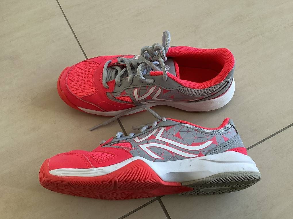 Scarpe per ragazzi: Chaussures de tennis Artengo taille 35 – Usato da Prangins venduto da ann_5ngr