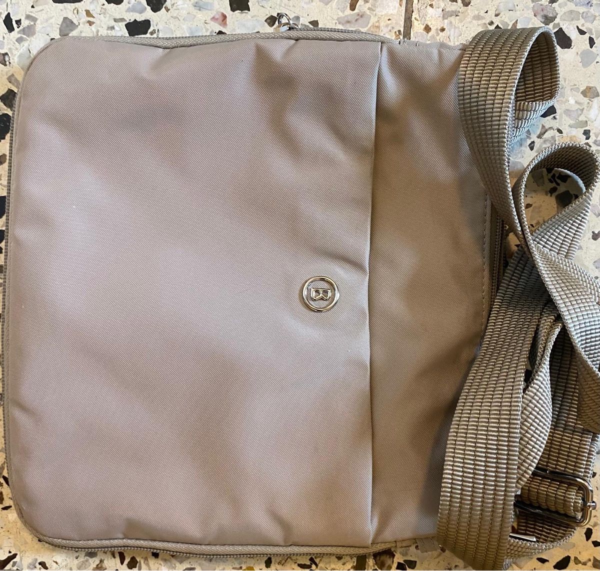 Borse: Stylish beige crossbody bag – Nuovo (secondo la descrizione) da Glattbrugg venduto da fab_7hkd