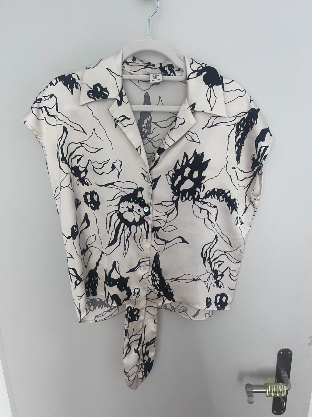 Camicette: White blouse with black flowers – Nuovo (secondo la descrizione) da Zürich venduto da kry_85p7