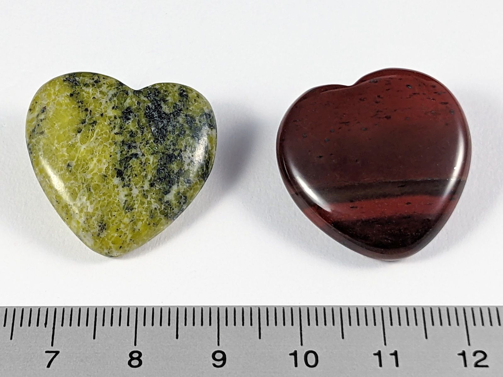 Minerali & Pietre curative: 2 Stein Herzen 25mm Serpentin und Jaspis – Nuovo e nell'imballaggio originale da Meilen venduto da StoneGarden