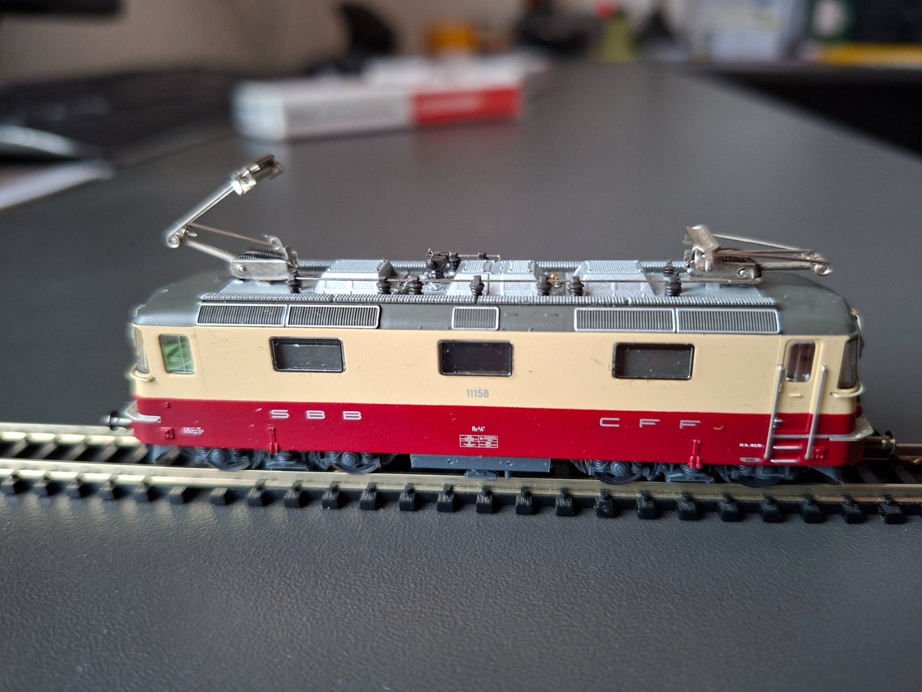 Fleischmann Modellini di ferrovie: Re 4/4 II Fleischmann TEE – Usato da Liesberg Dorf venduto da Wispli3 1