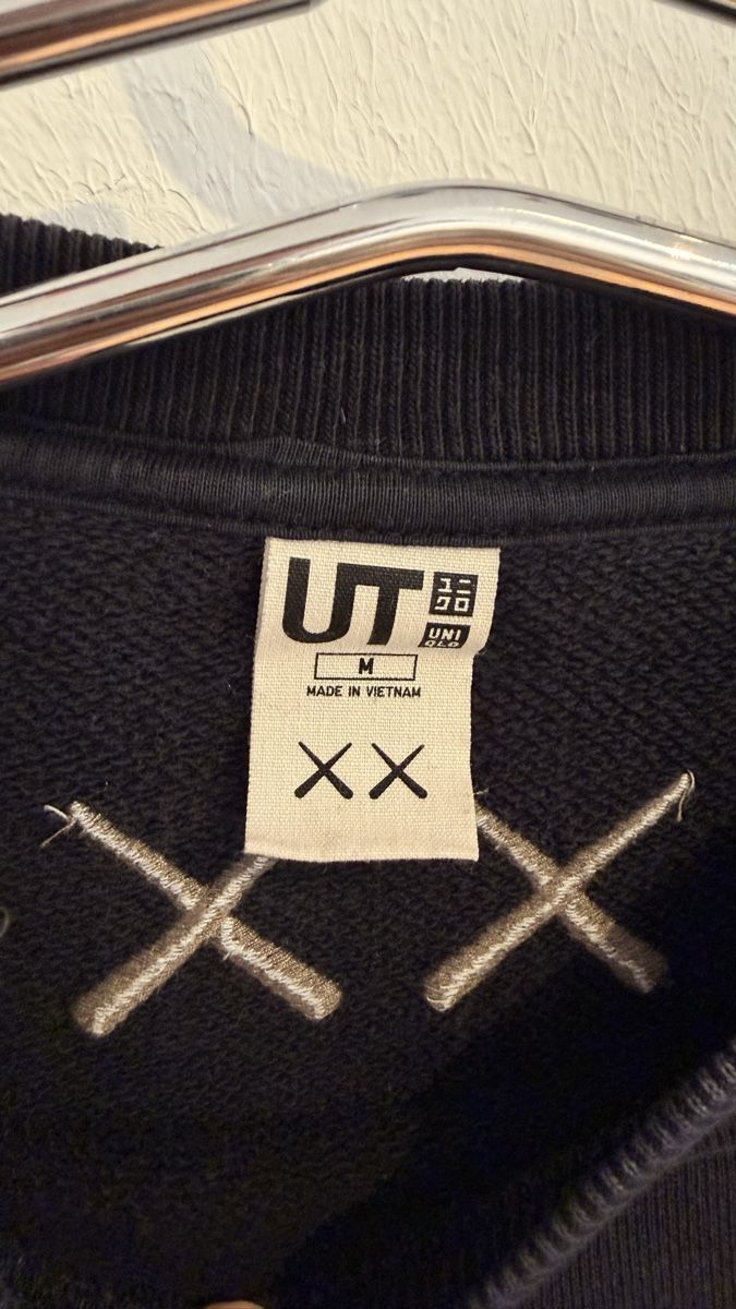 Pulls & Sweat-shirts: KAWS x Uniqlo Sweatshirt – D'occasion à Unterägeri par ogatterm 4