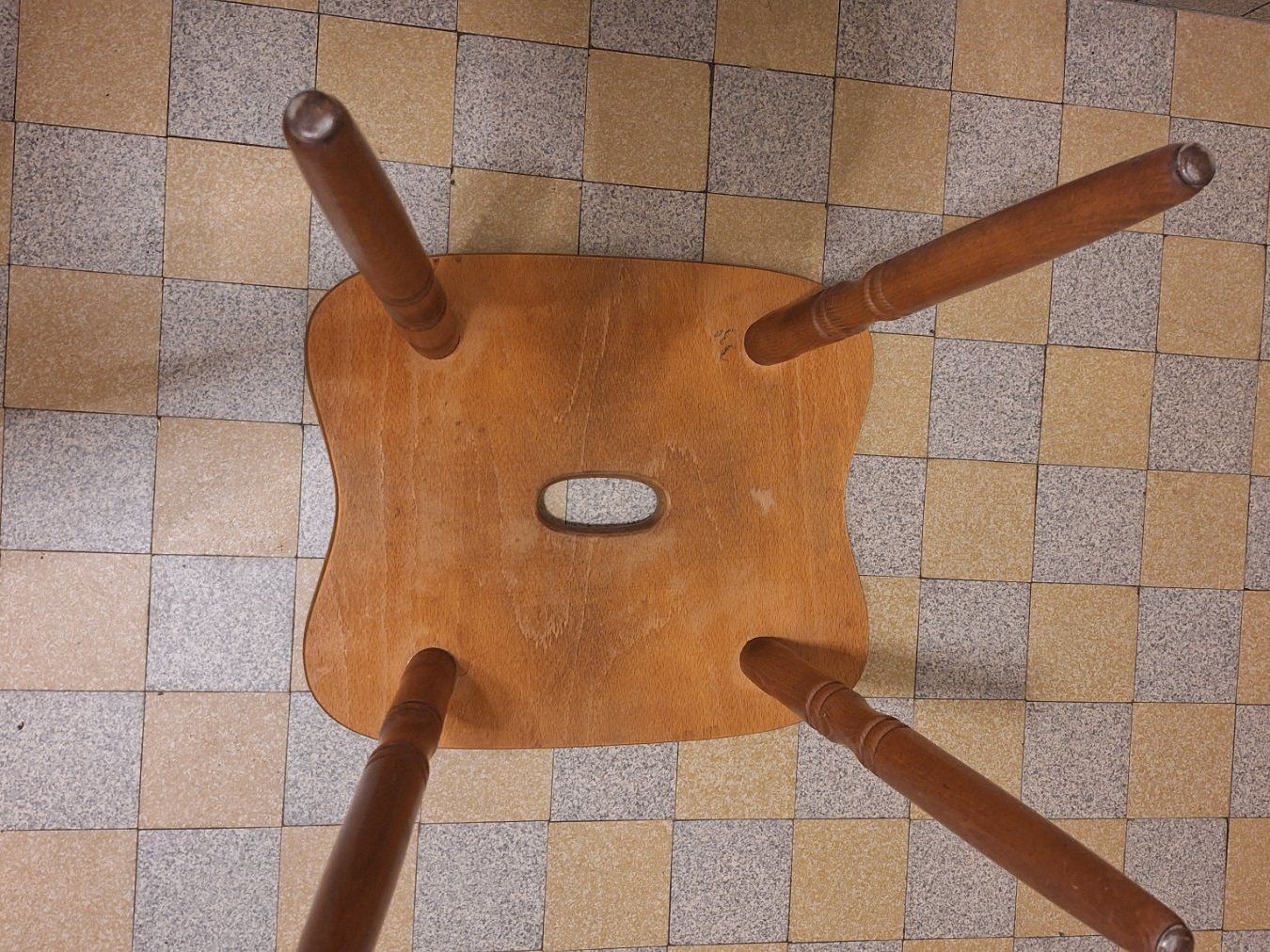 Tabourets: Vintage , robuster Holz- Hocker mit Eingriff – D'occasion à Arlesheim par shopradl 5