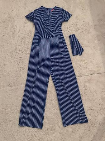 Eleganter blau-weiss gestreifter Sommer-Jumpsuit