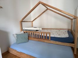 Hausbett aus Echtholz mit Auszugsbett  90x200 / 90x190 - ZH