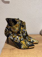 Versace Jeans Couture Stiefeletten / Ankle Boots mit Barock-