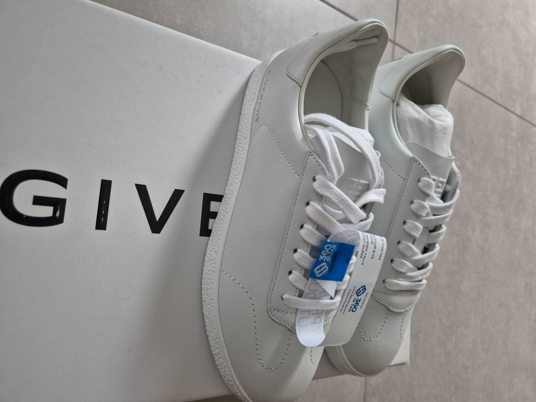 Givenchy Scarpe da donna: Givenchy Baskets Neuves ,Cuir Blanc Été – Nuovo e nell'imballaggio originale da Blonay venduto da Yogavie 2