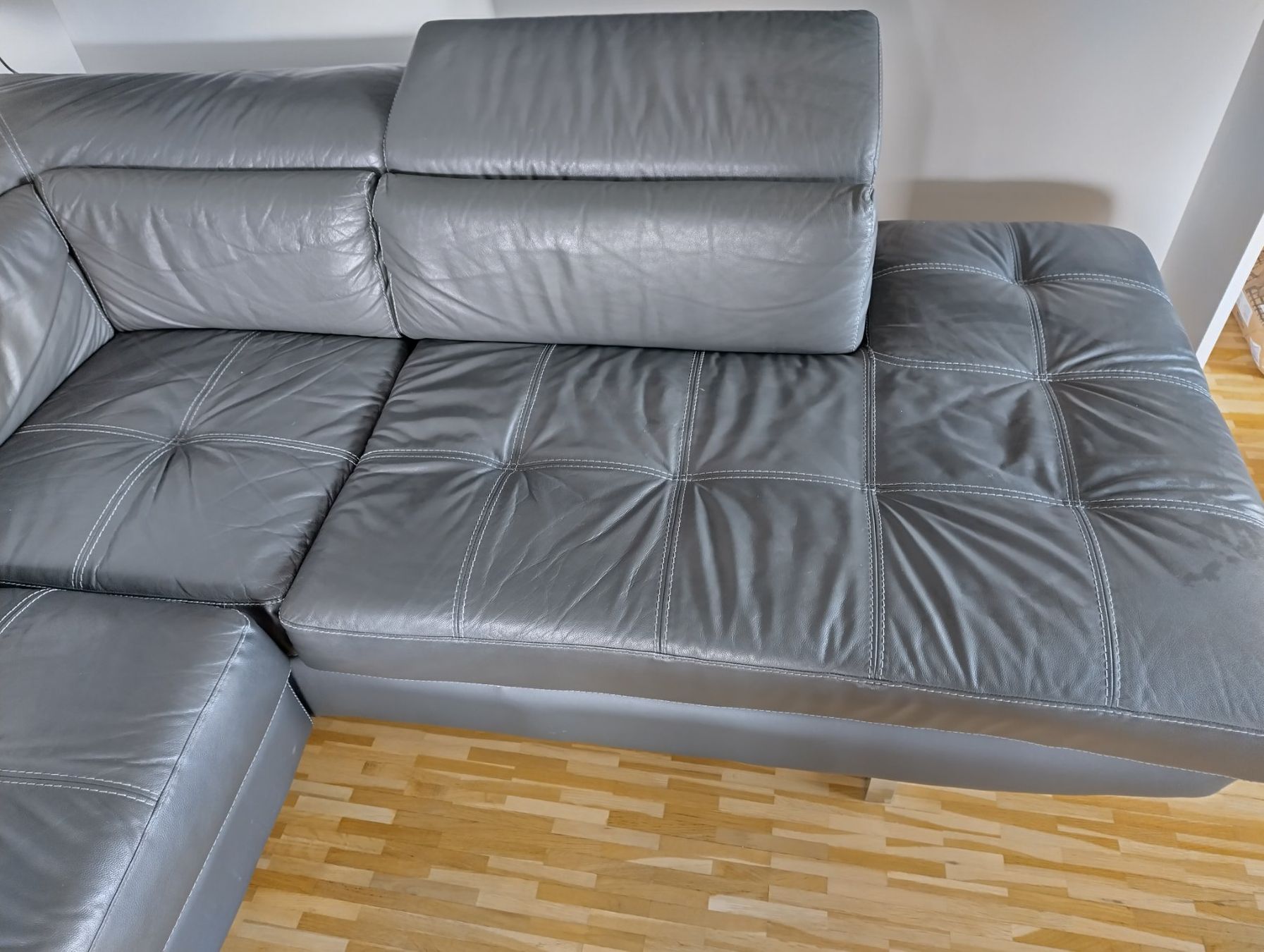 Sofas: Ecksofa Lederoptik grau verstellbare Kopfstützen – D'occasion à Langnau b. Reiden par Vanbourght 1