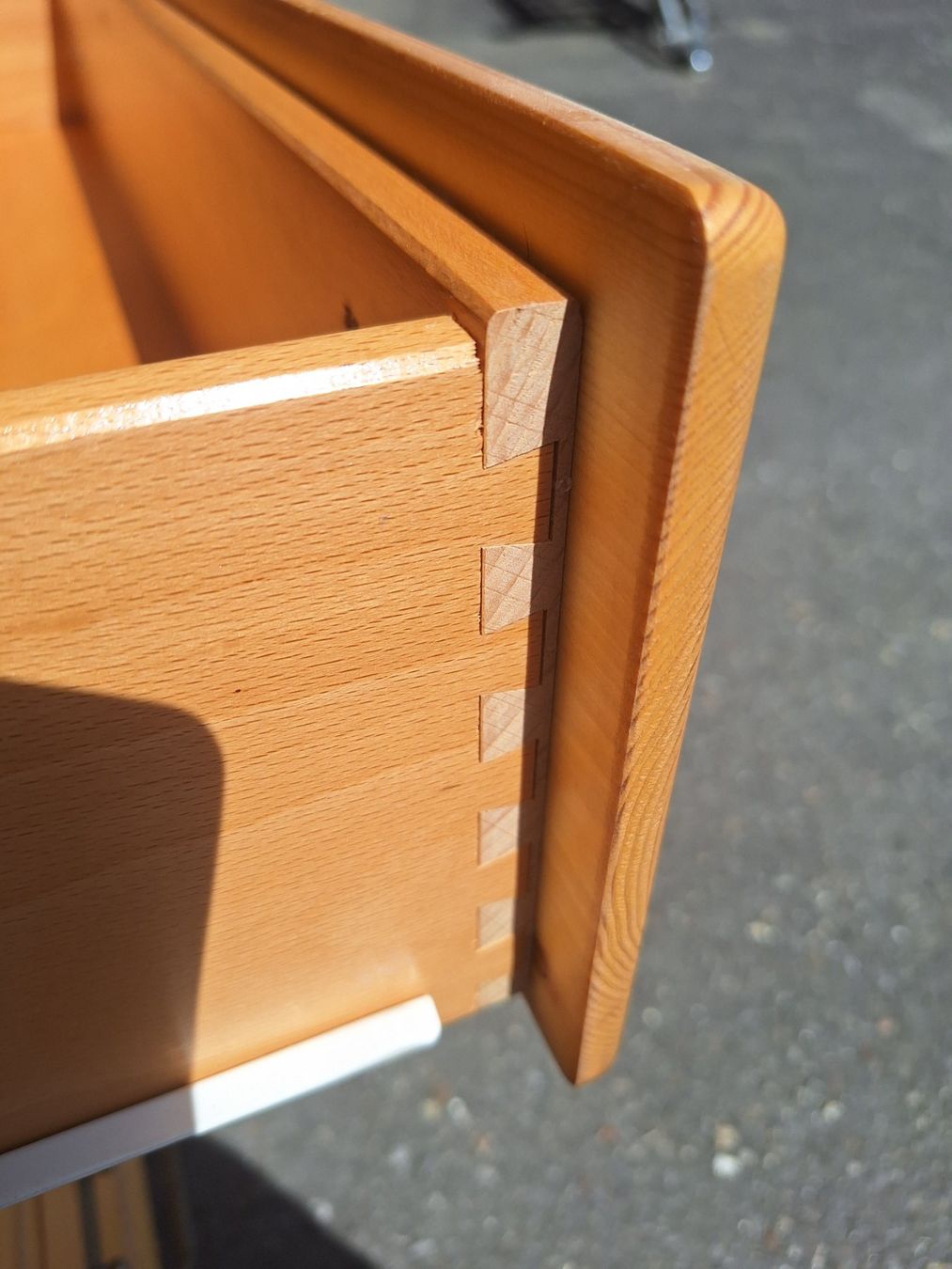 Cassettiere: HÜBSCHE TANNENHOLZ-KOMMODE MIT GEZ. SCHUBLADEN – Usato da Huttwil venduto da Kunterbuntli 3