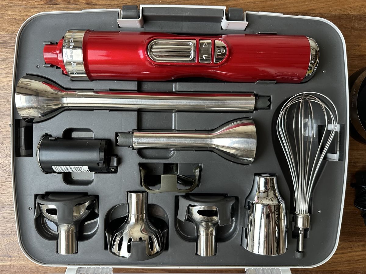 Kitchenaid Elettrodomestici da cucina: Batteur plongeant KitchenAid Artisan rouge avec accessoires  – Usato da Biel/Bienne venduto da Fab38