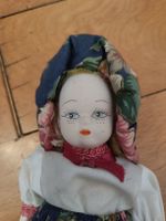Poupée vintage de collection avec des détails fleuris!