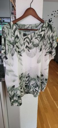 Leichtes Sommer-Shirt mit Blattmuster in Grün-Weiss, Gr. XL