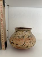 Fein gearbeitete handbemalte Keramikvase