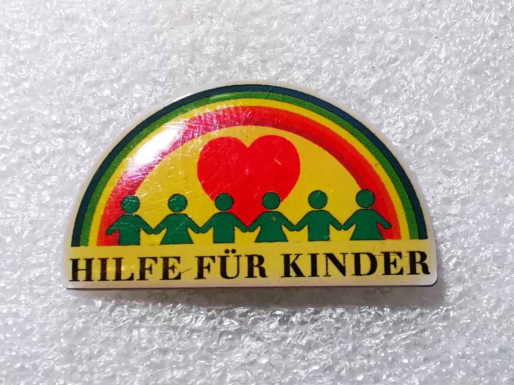 Placchette & Badge: Ansteckpin 48: Hilfe für Kinder – Usato da Oppligen venduto da Pin-Fall-Shop
