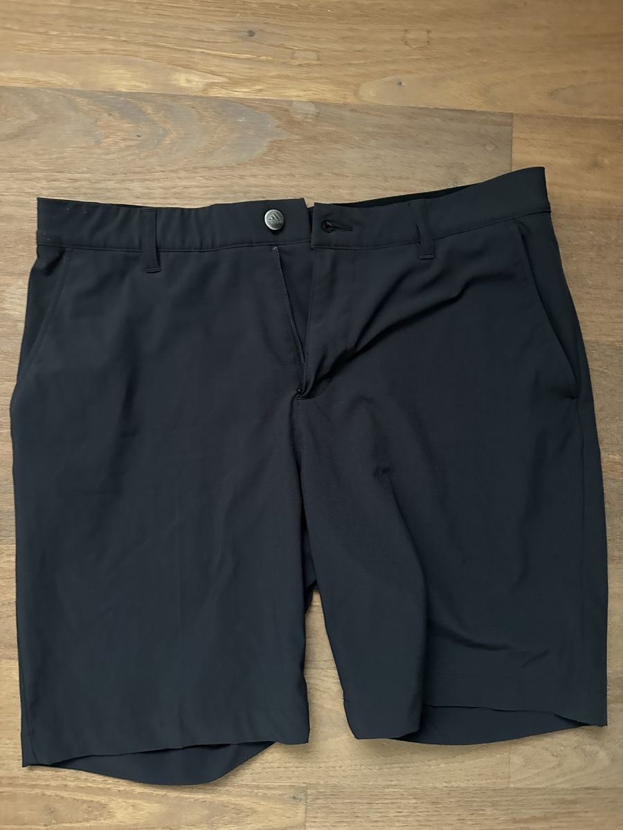 Adidas Pantaloni: Herren Golfshorts Schwarz Grösse 48 – Usato da Bad Ragaz venduto da Fischer_17