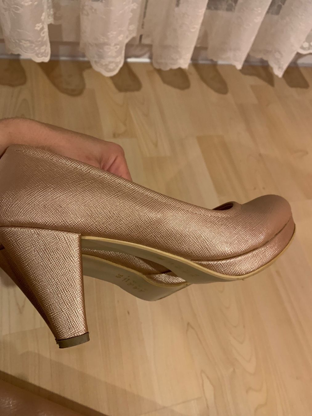 Scarpe da donna: Rosegold Pumps mit passender Tasche – Usato da Triengen venduto da nes_l8cj 2