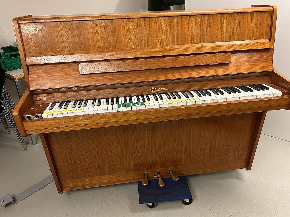 Strumenti musicali: Klavier Dietmann (in Nussbaum) – Usato da Hombrechtikon venduto da Mgladiatore
