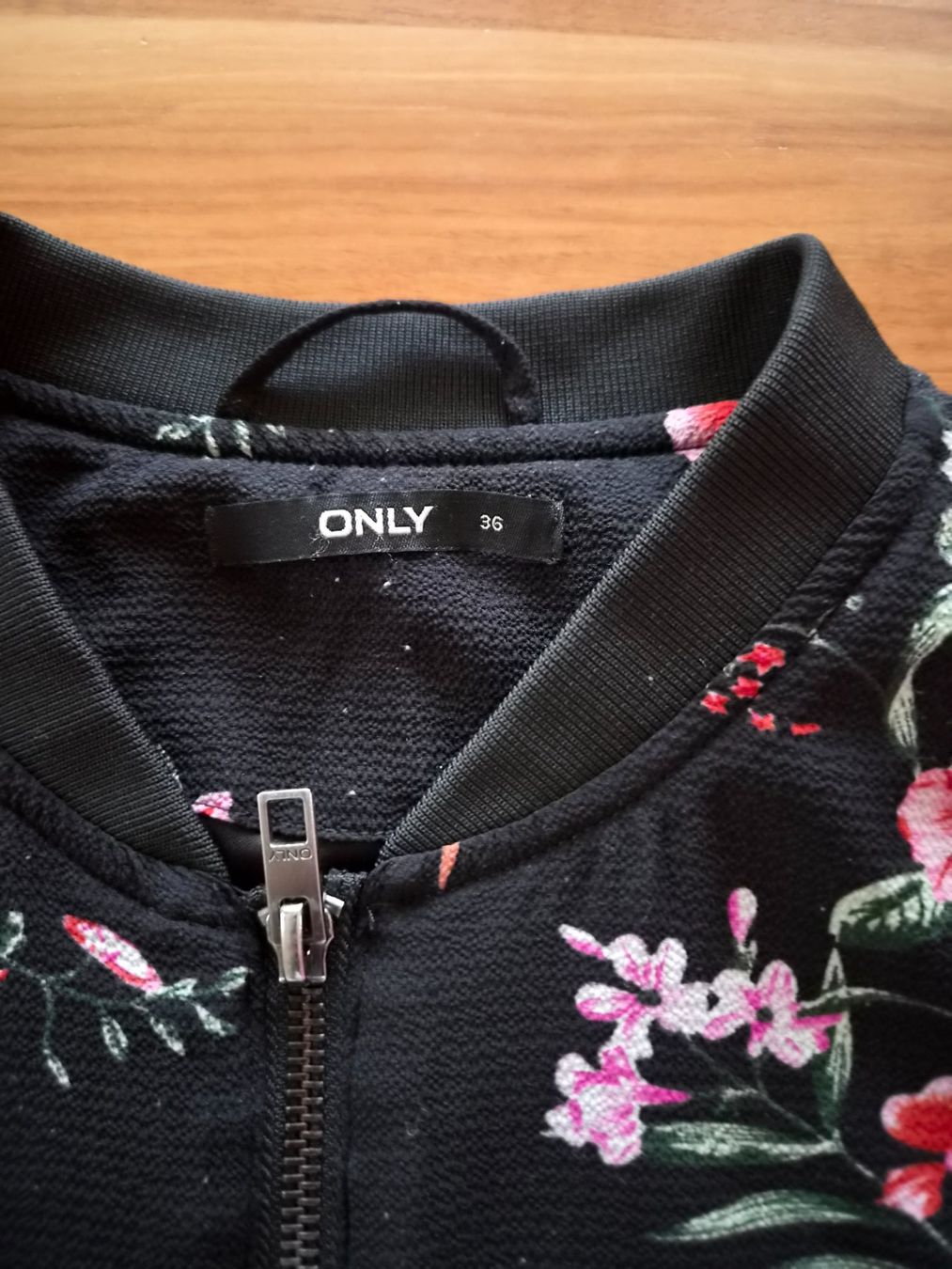 Only Lotti di vestiti: Set / Jacke und Top mit Blumenmuster, Grösse 36 – Usato da Ibach venduto da urs_sl5h 3