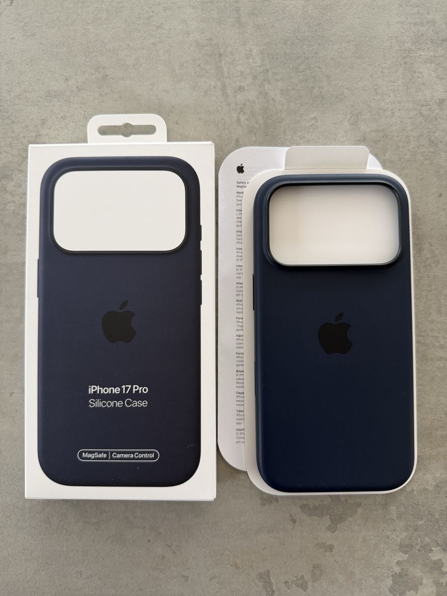 Apple Covers & Schutzfolien: Apple iPhone 17 Pro Silikonhülle in dunkelblau – Neu (gemäss Beschreibung) aus Winkel von betterade