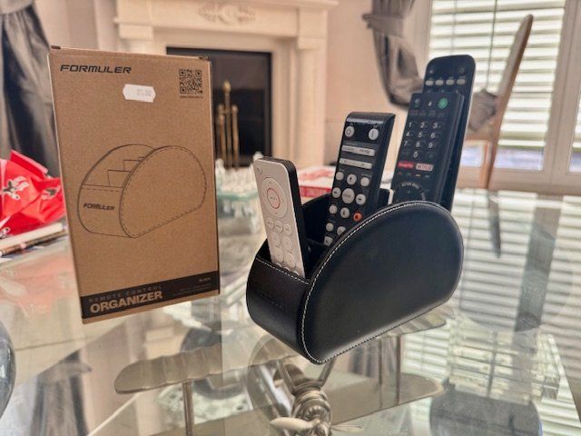 Formuler Telecomandi: Organiseur de télécommande en cuir noir – Nuovo e nell'imballaggio originale da Coppet venduto da HDShop